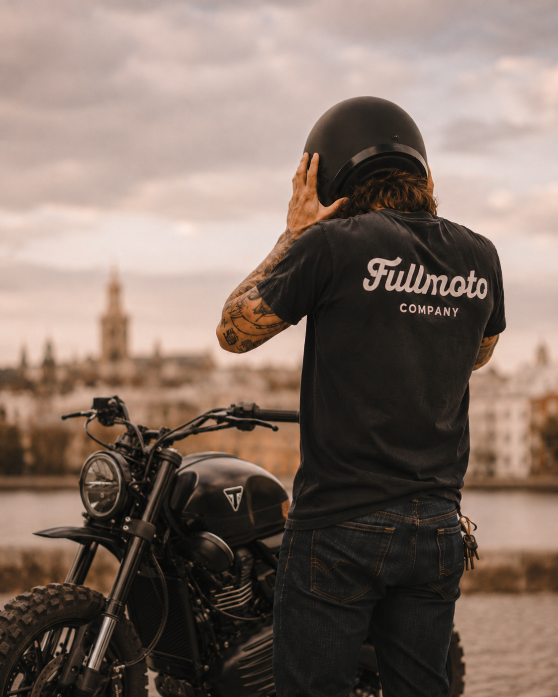 ESSENTIAL TEE BLACK